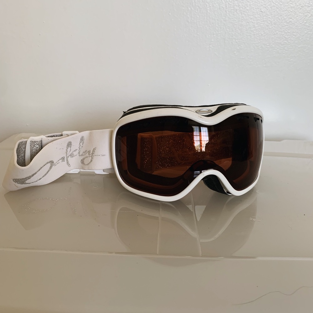 White Oakley Ski and Snow Goggles
